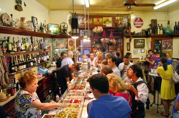 Bar lotado em Barcelona