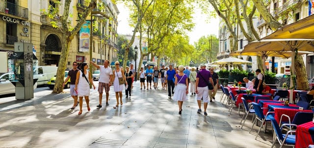 Pessoas passeando em Las Ramblas em Barcelona