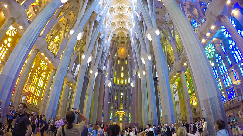 Interior da Sagrada Família de Barcelona