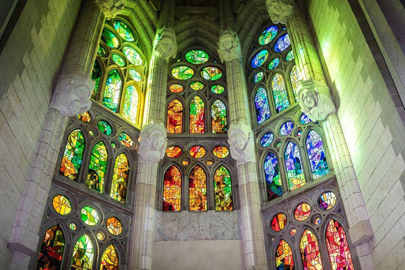 Interior da Sagrada Família em Barcelona