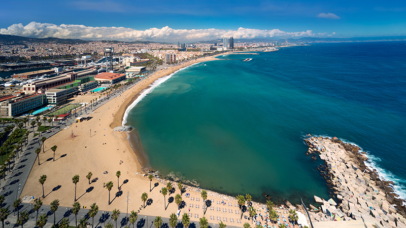 Vista da praia na cidade de Barcelona