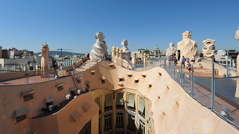 Área superior da Cada Milà de Gaudí em Barcelona