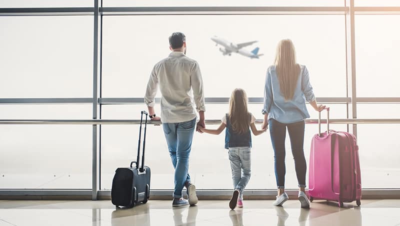 Família no aeroporto em Madri