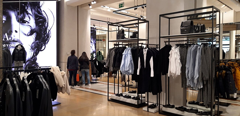 Interior da loja Zara em Barcelona