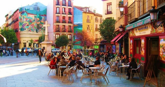 Cafés cheios de gente em Madri