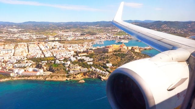 Avião sobrevoando Ibiza