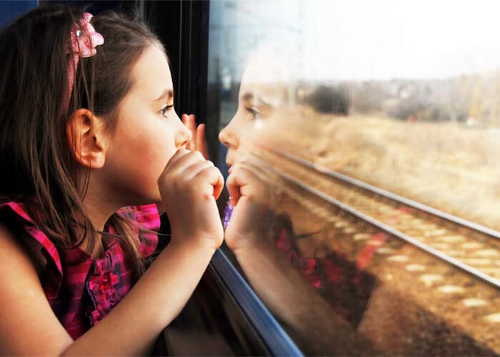 Criança viajando de trem