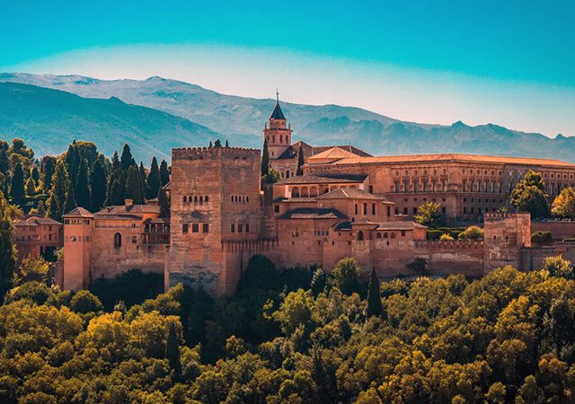 Meses de alta e baixa temporada em Granada