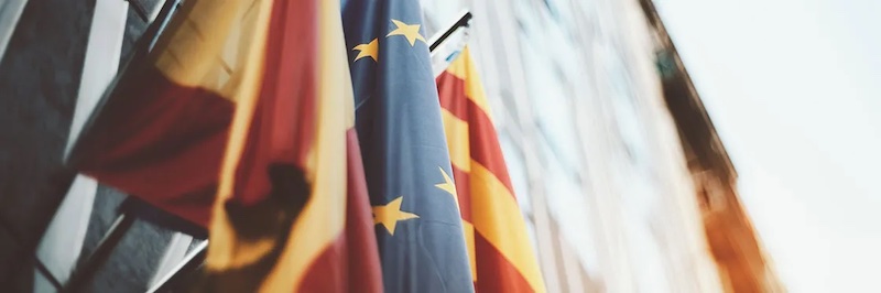 Bandeiras: Espanha, Europa e Catalunha